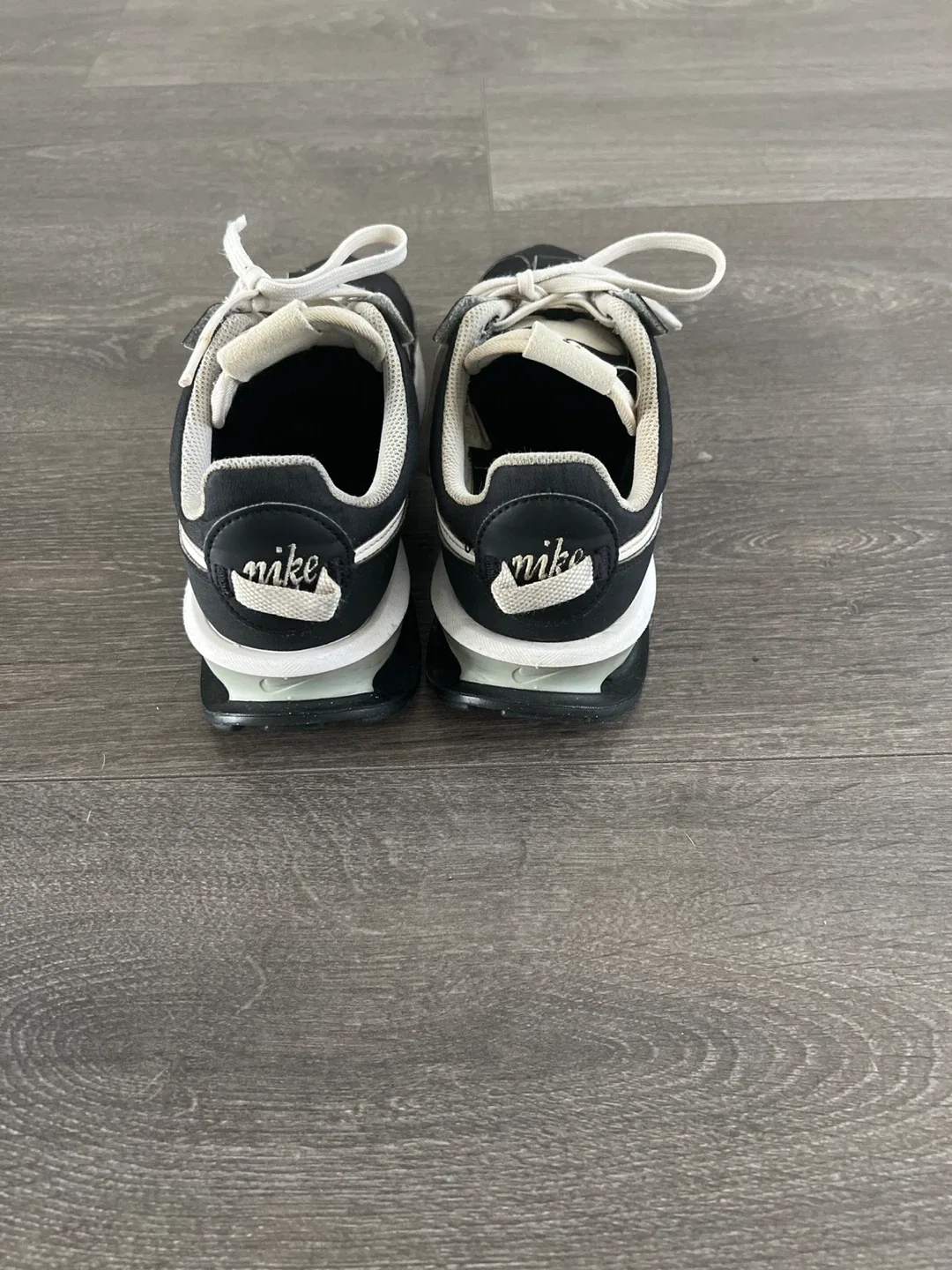 Nike Air Max Pre-Day Black/White Size 7 image indicator(2)