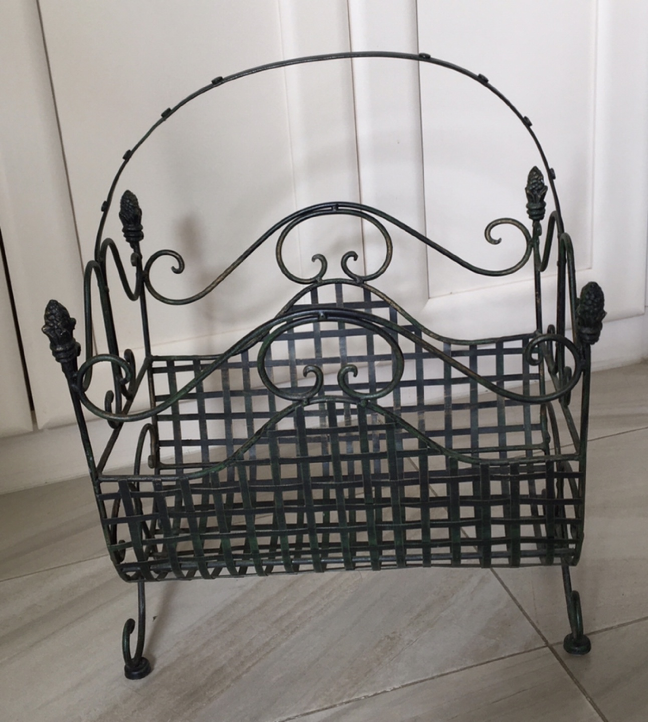 Vintage Style Metal Magazine Rack