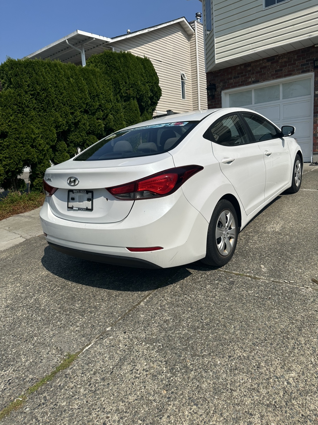 Hyundai Elantra - White - photo 4