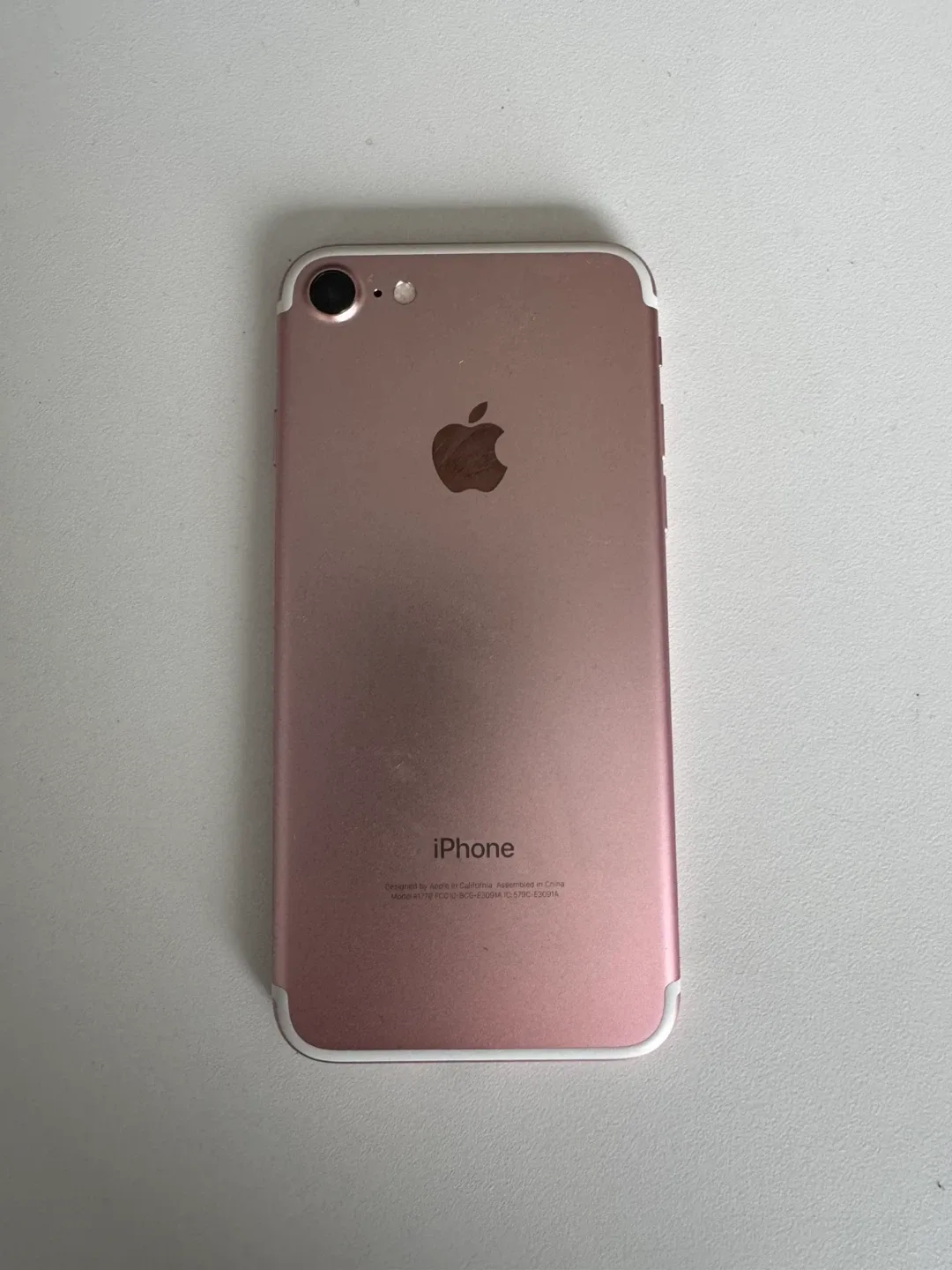 iPhone 7 Rose Gold 32GB 76% - Excellent Condition image indicator(2)