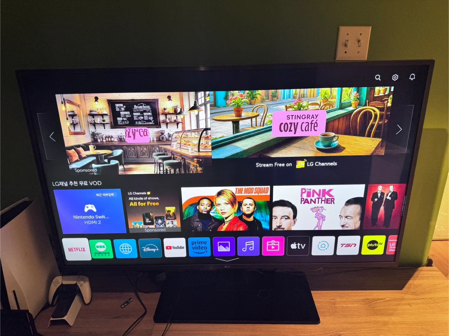 LG 55UM7300AUE 55" 4K UHD Smart TV thumbnail