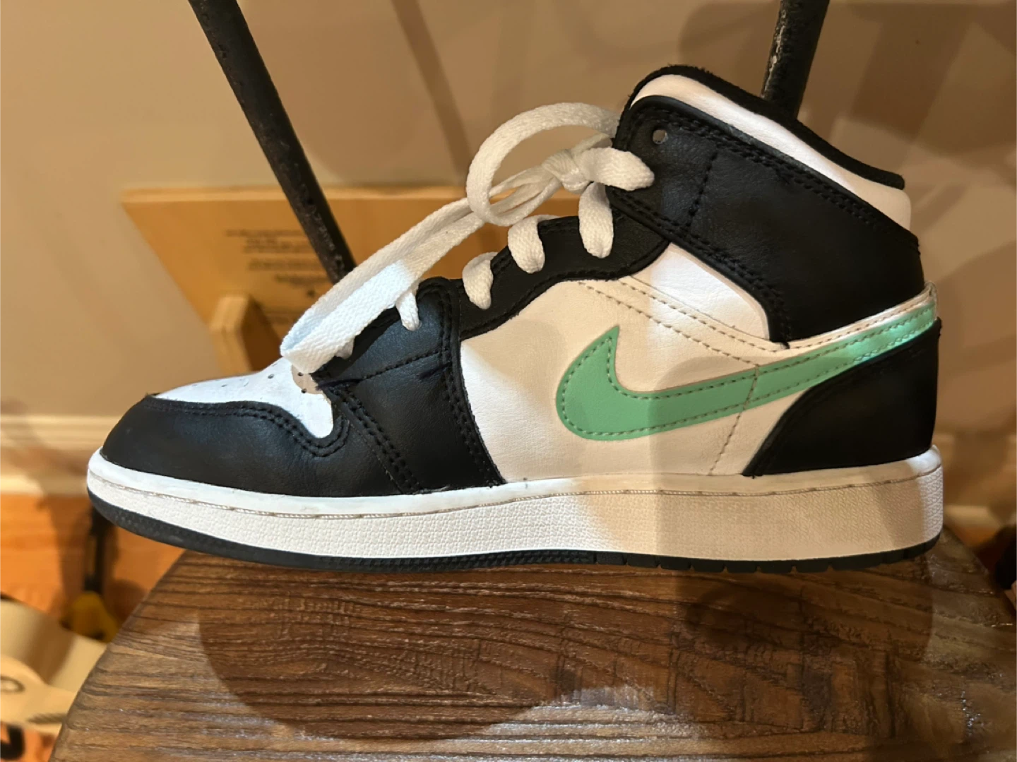 AIR JORDANS in great condition size 4Y - photo 3
