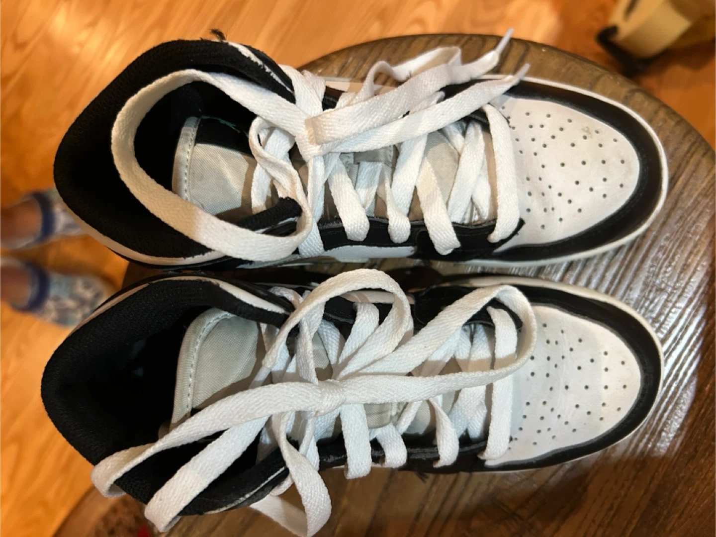 AIR JORDANS in great condition size 4Y - photo 2