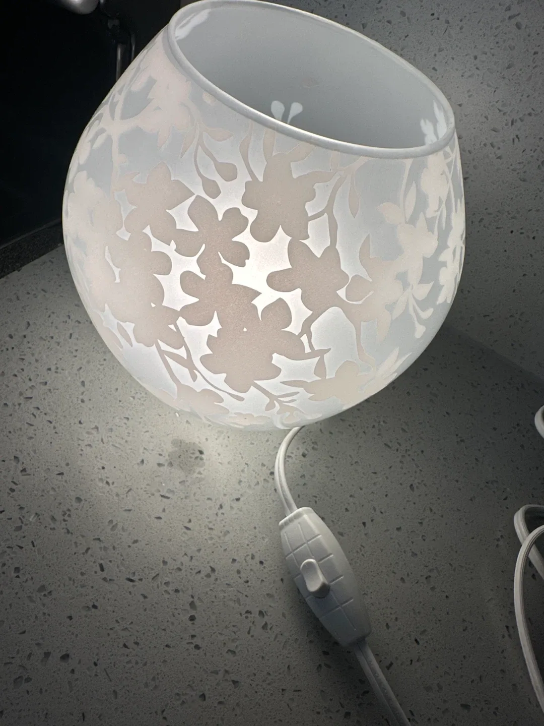 IKEA KNUBBIG Table Lamp, White Floral Pattern image indicator(4)