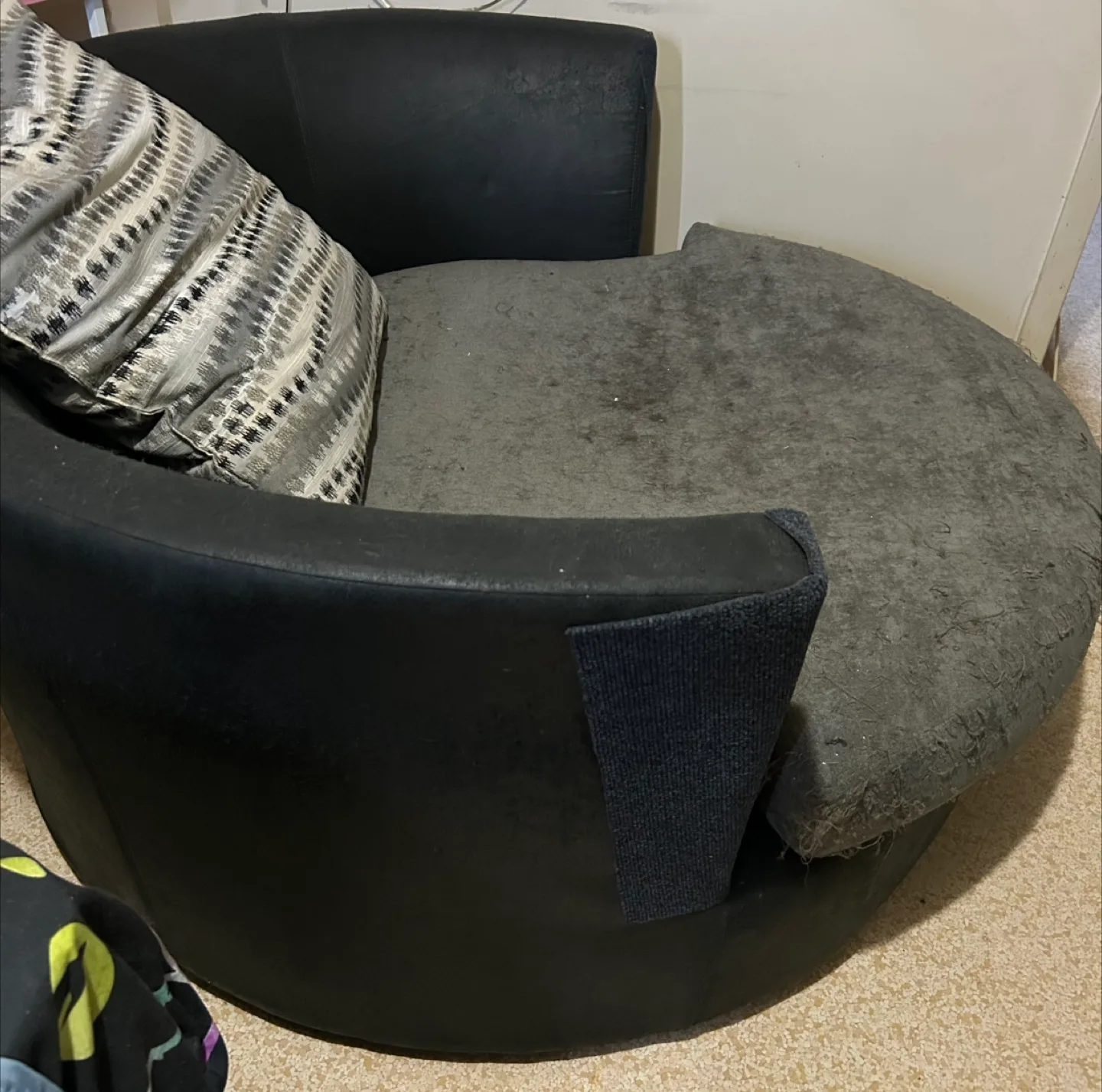 Round Swivel Chair - Black image indicator(8)