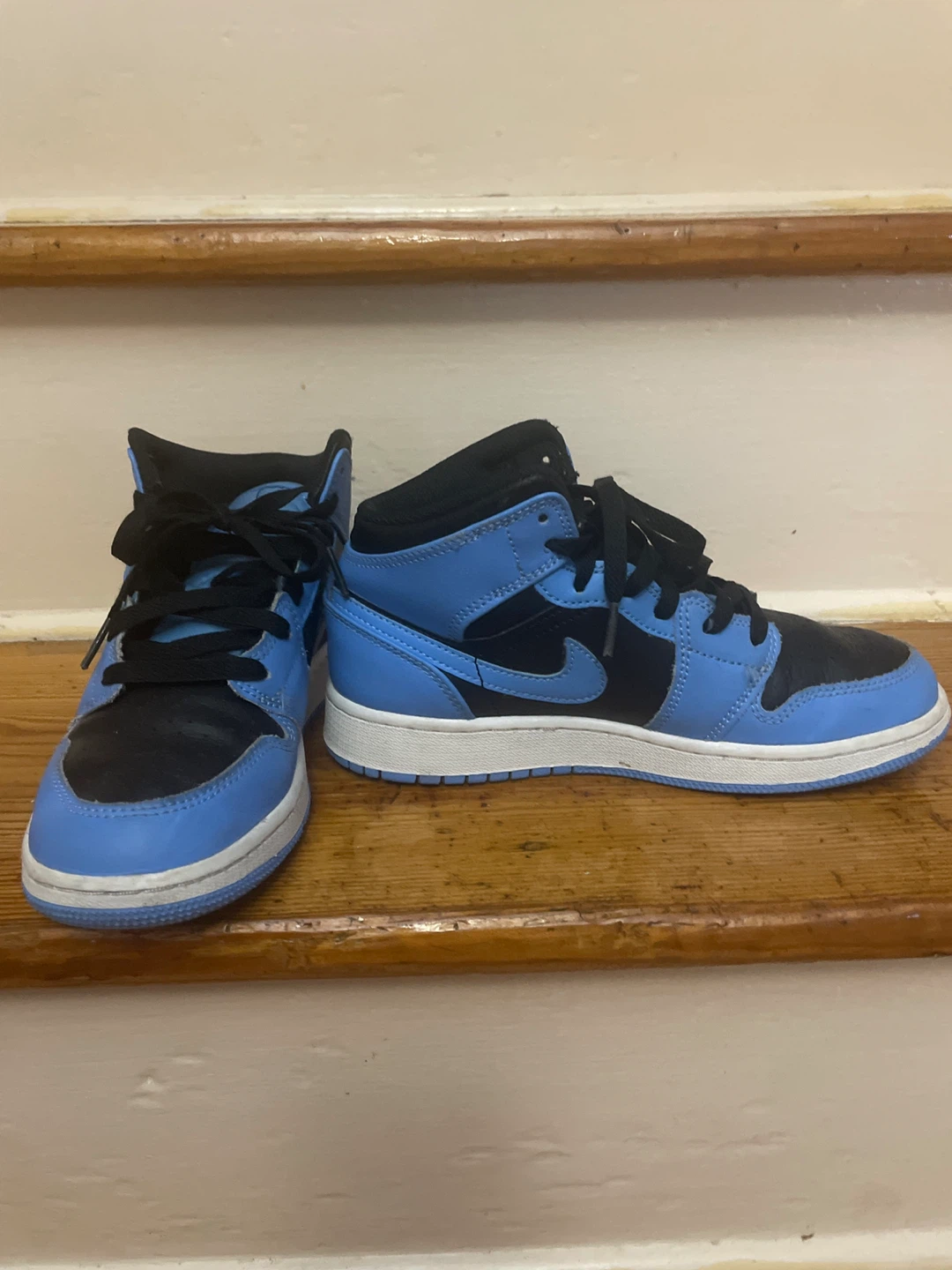 Air Jordan 1 Mid University Blue