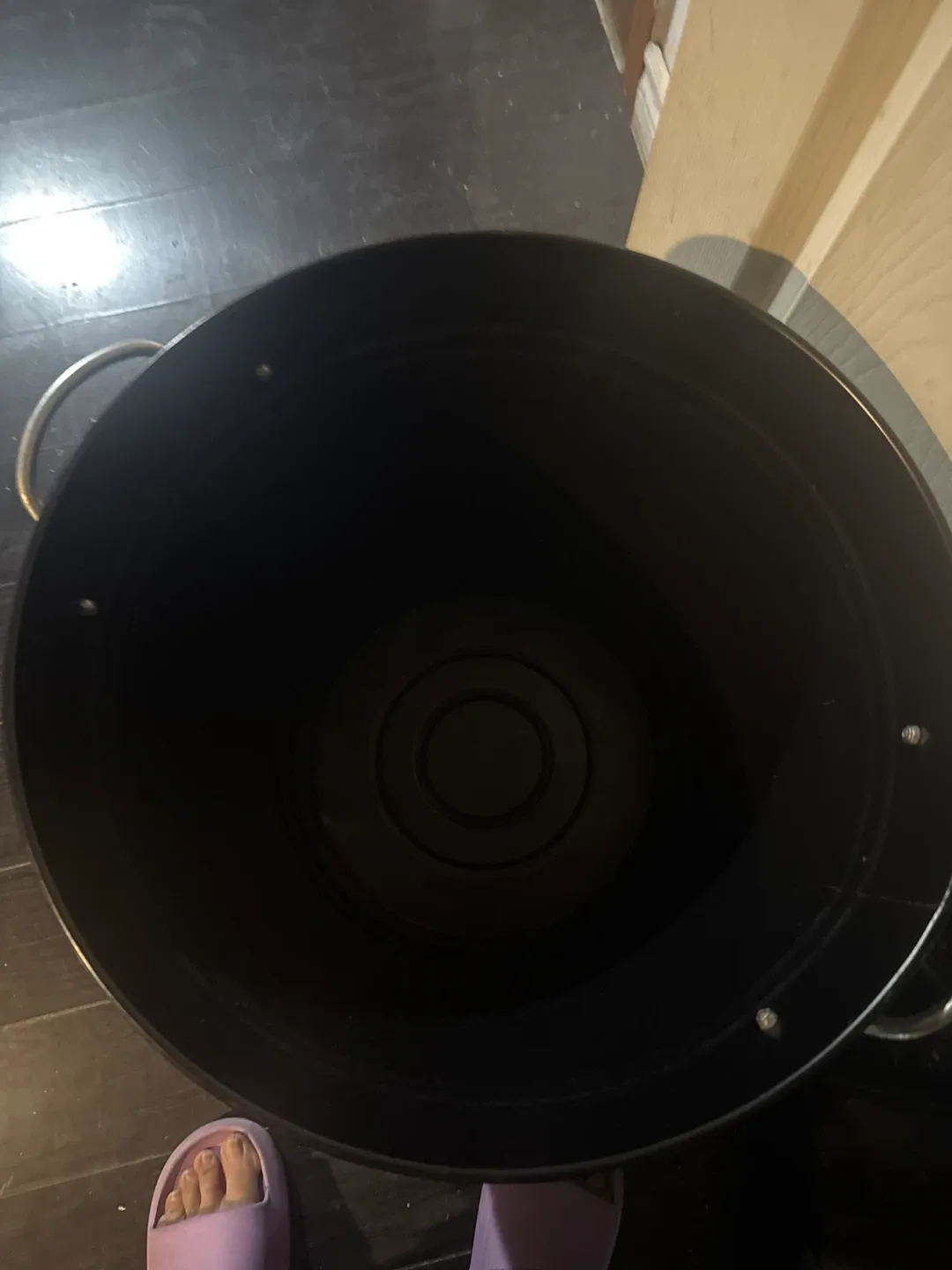 Black Metal Trash Can with Lid image indicator(2)
