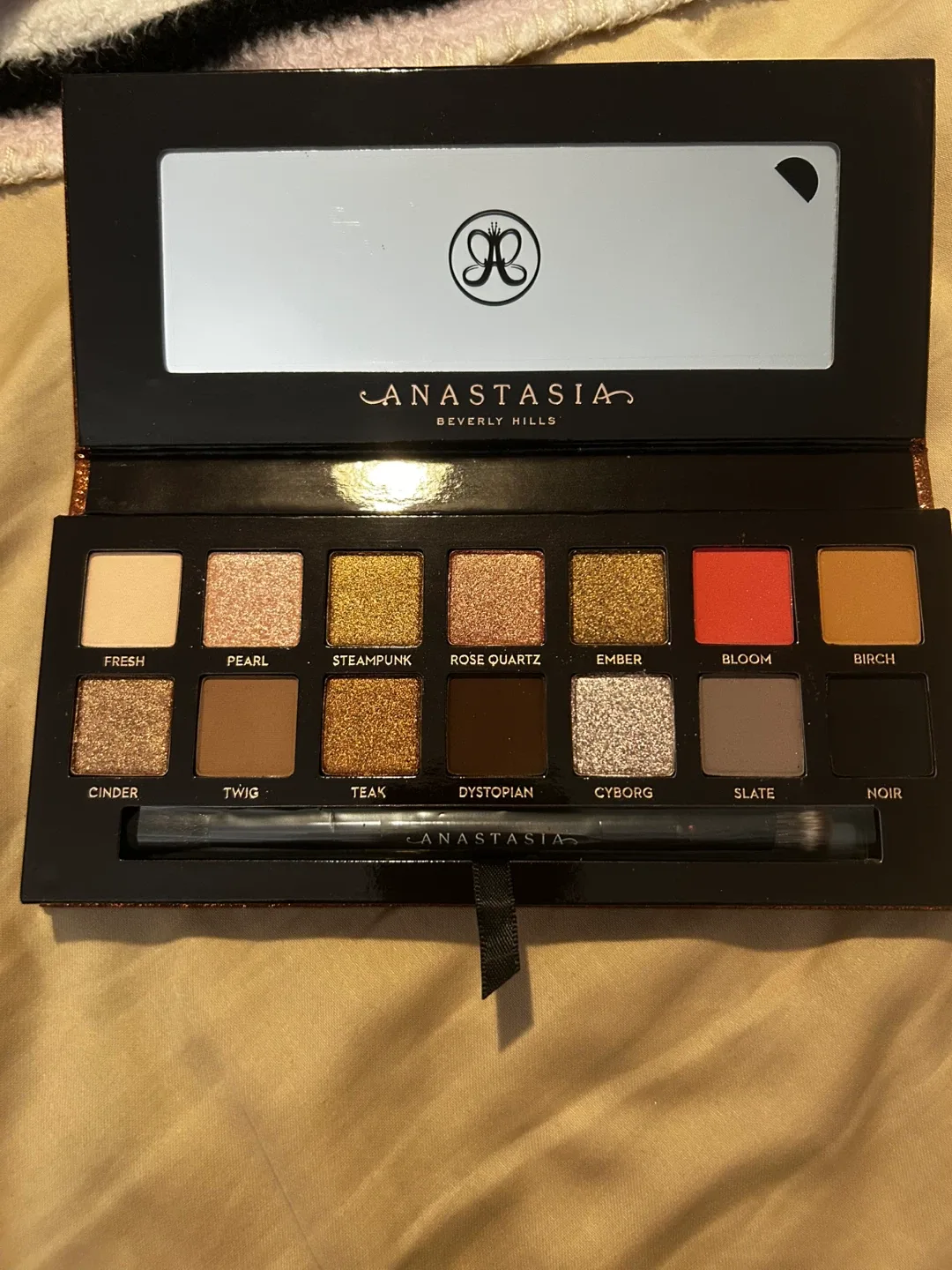 Sultry Eyeshadow Palette image indicator(4)