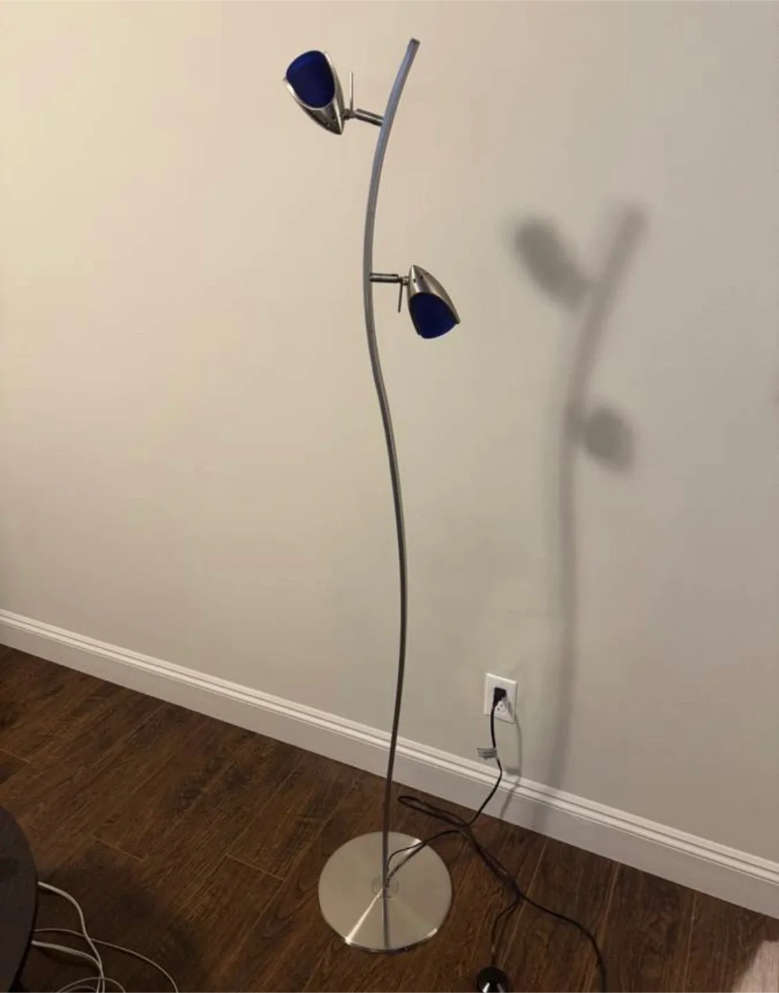 Floor Lamp with Two Adjustable Lights image indicator(2)