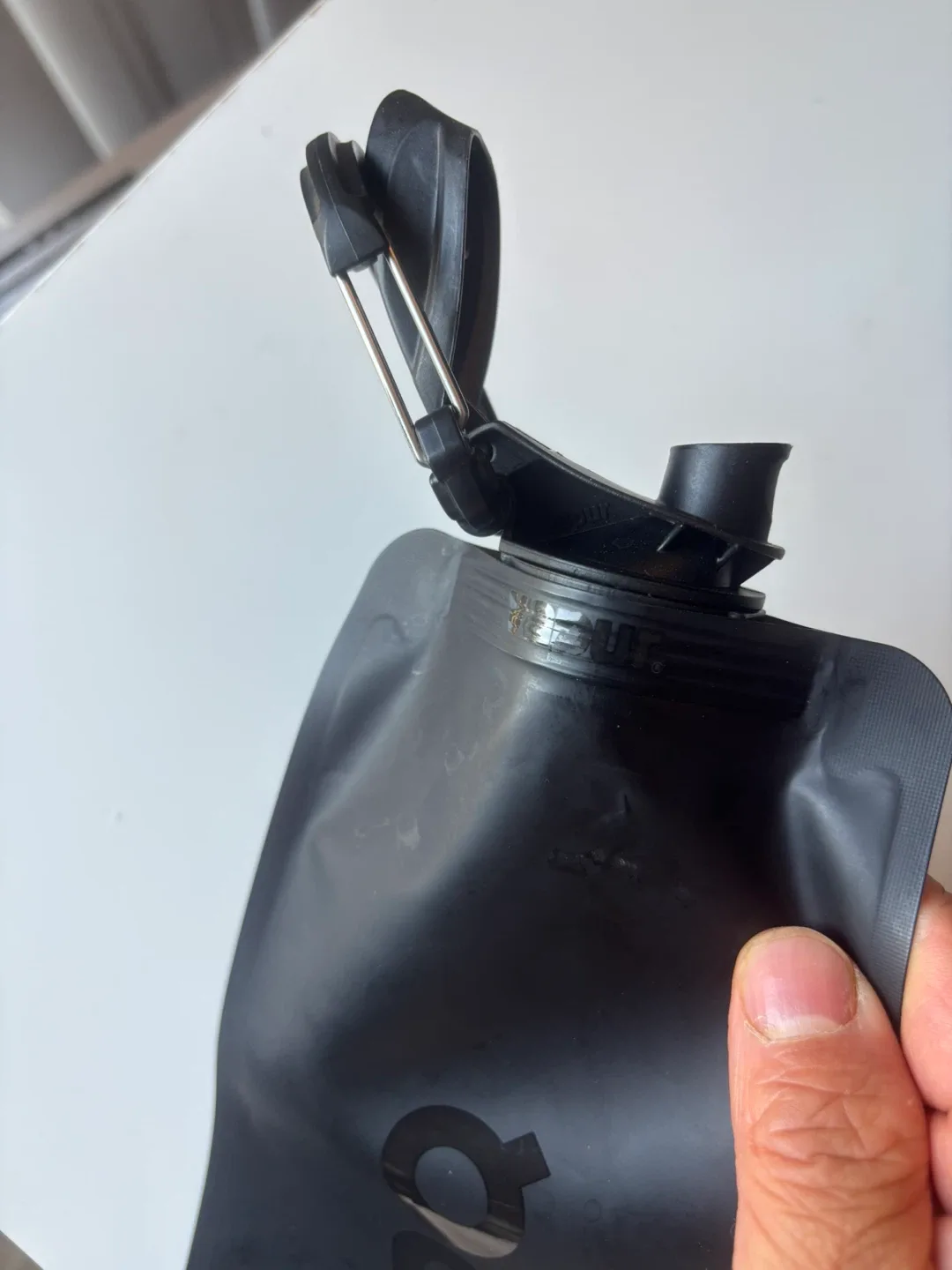 On Running Hydration Flask - Black image indicator(2)