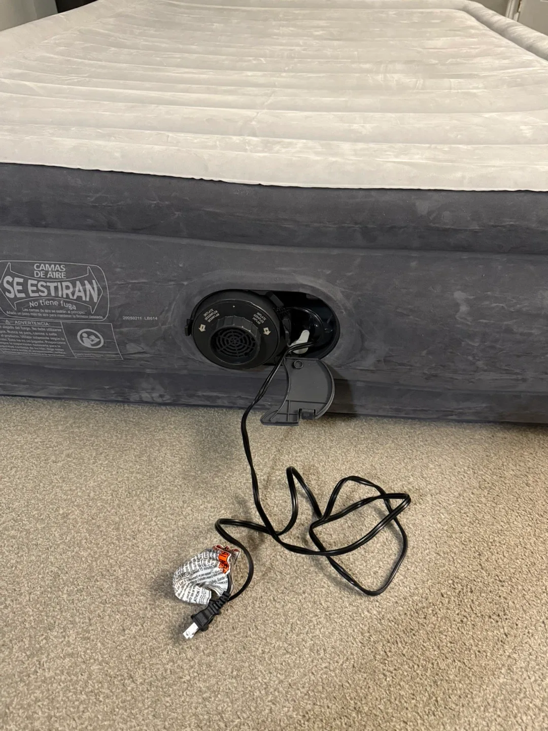 13” Full Size Self-Inflatable Air Mattress image indicator(8)