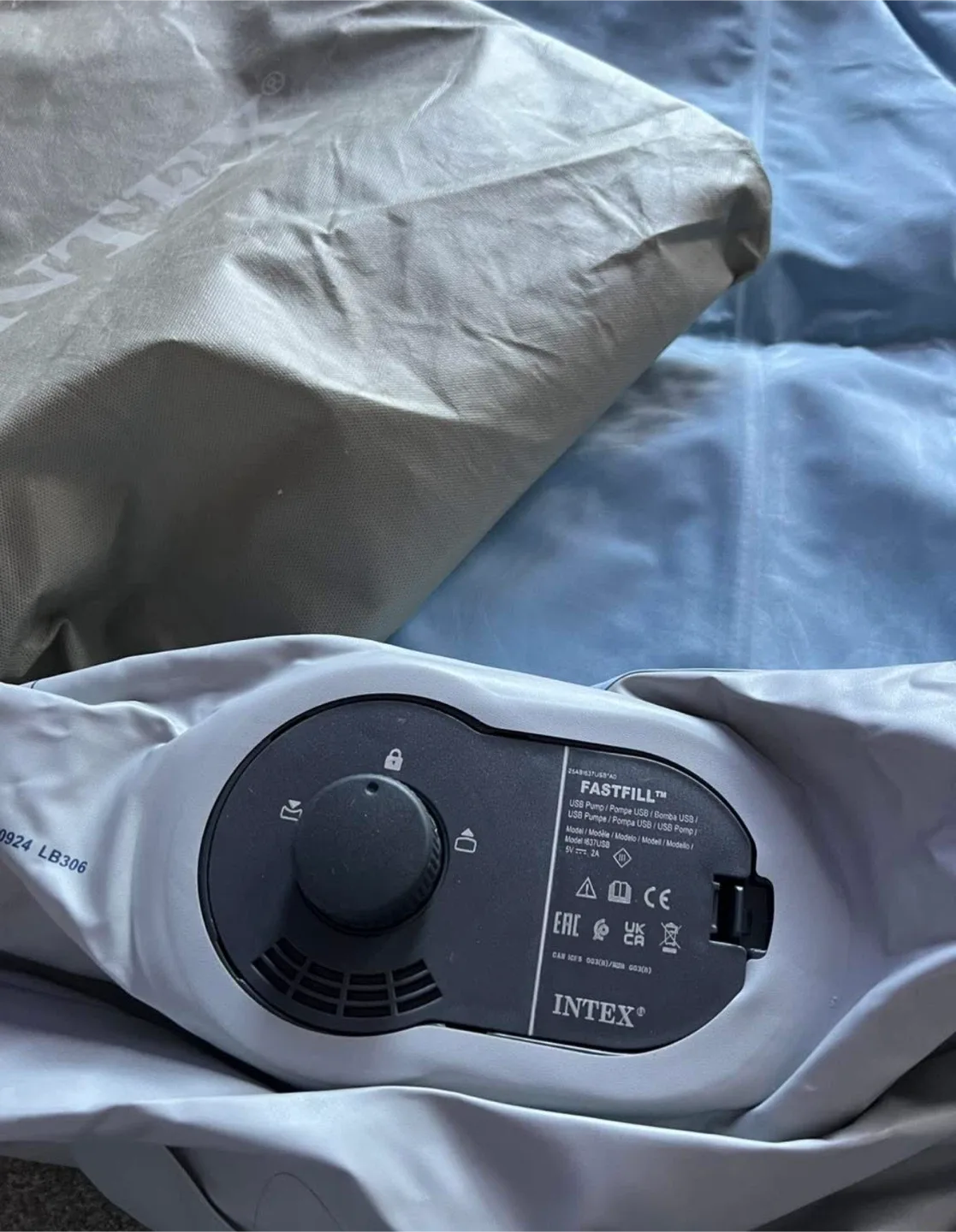 Twin Air Bed w/ Built-in USB Electric Pump image indicator(2)