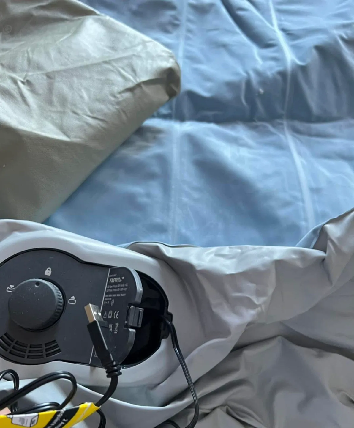 Twin Air Bed w/ Built-in USB Electric Pump image indicator(5)