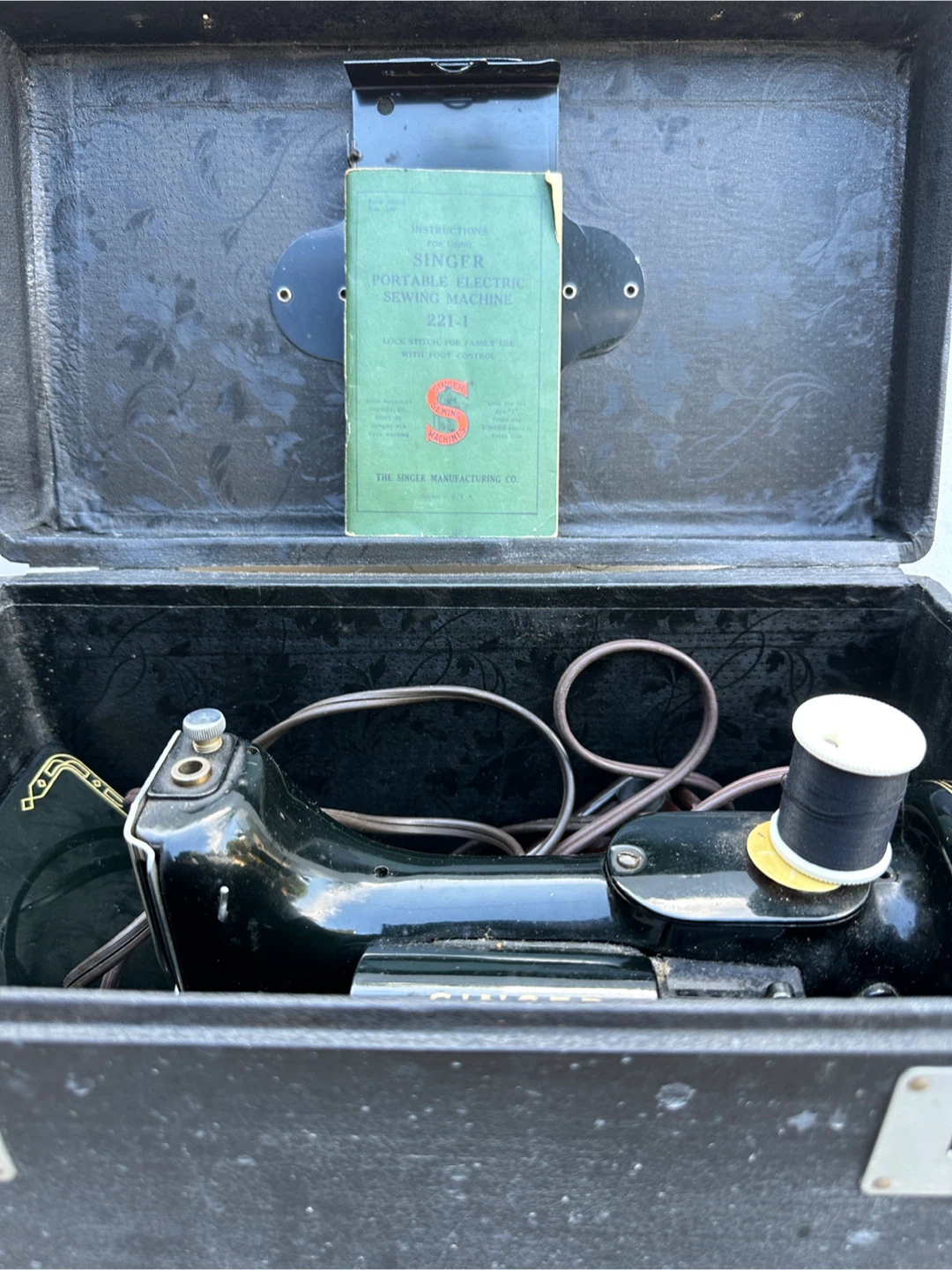 Old vintage Singer sewing machine - photo 3