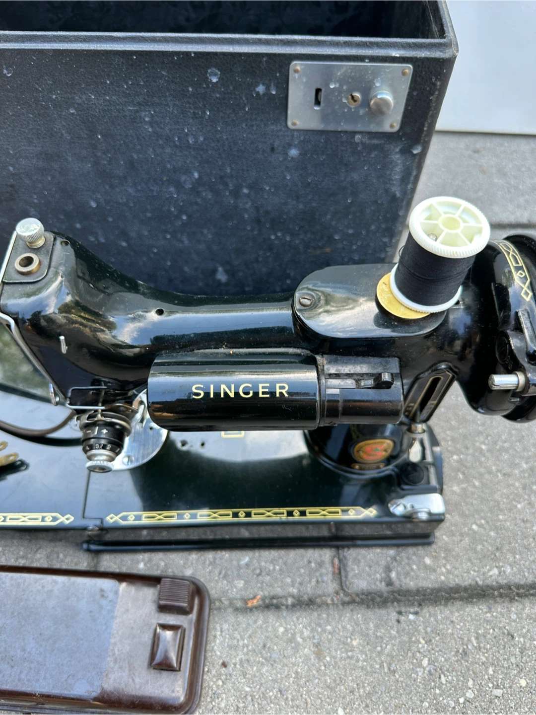 Old vintage Singer sewing machine - photo 2