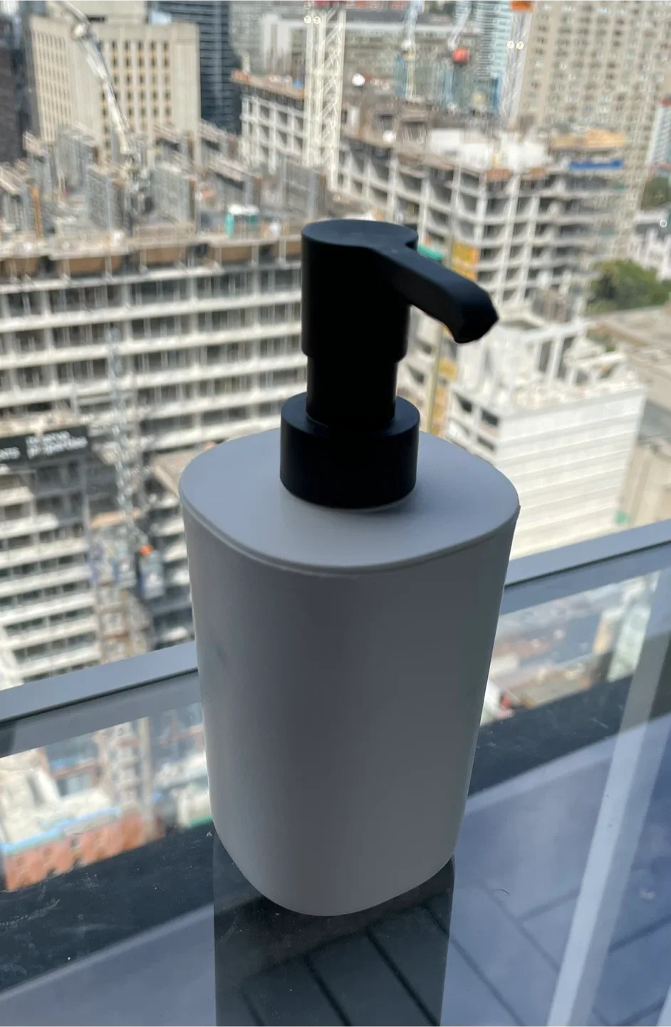 White Soap Dispenser image indicator(2)