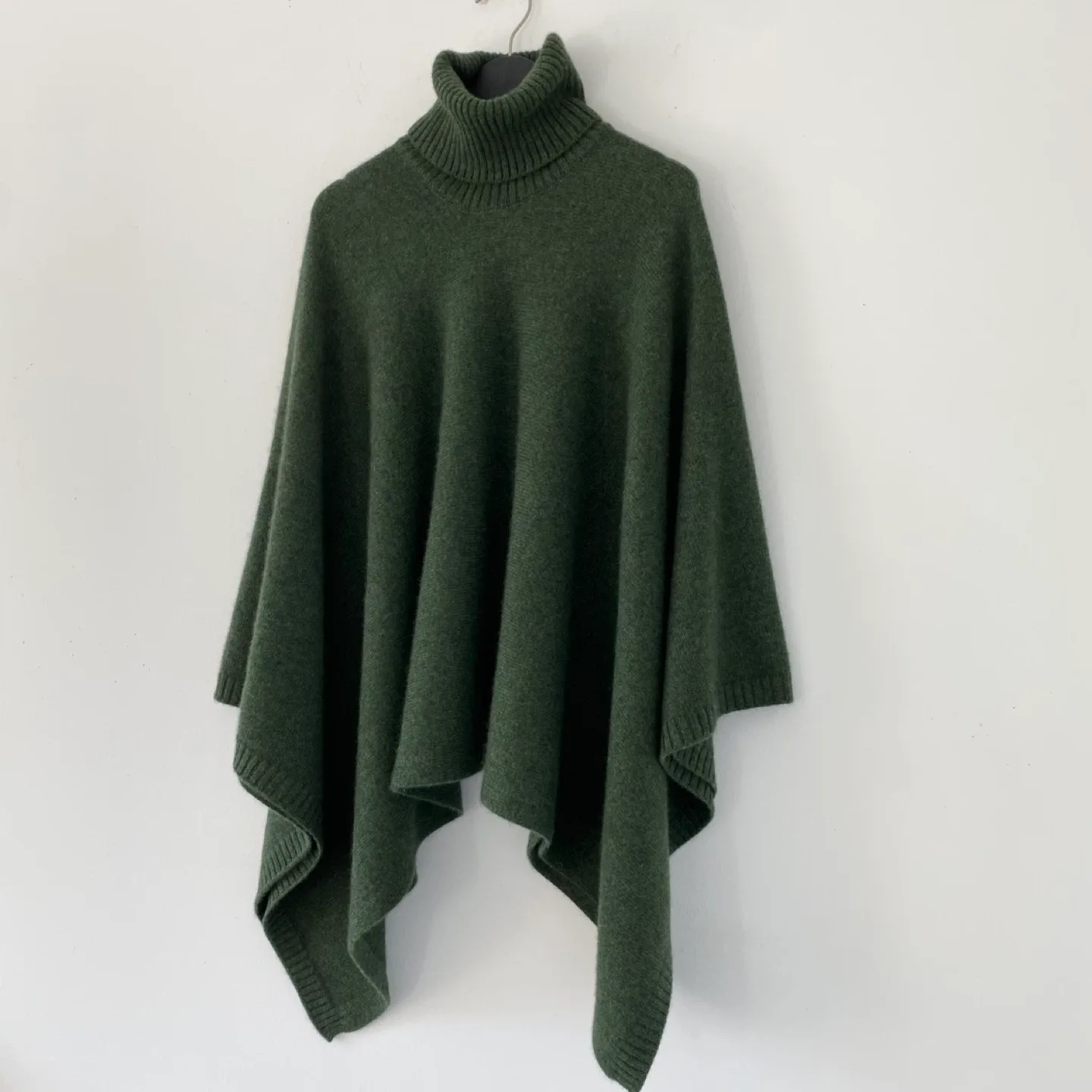 Linnea Lund 100% Cashmere Angela Poncho image indicator(5)