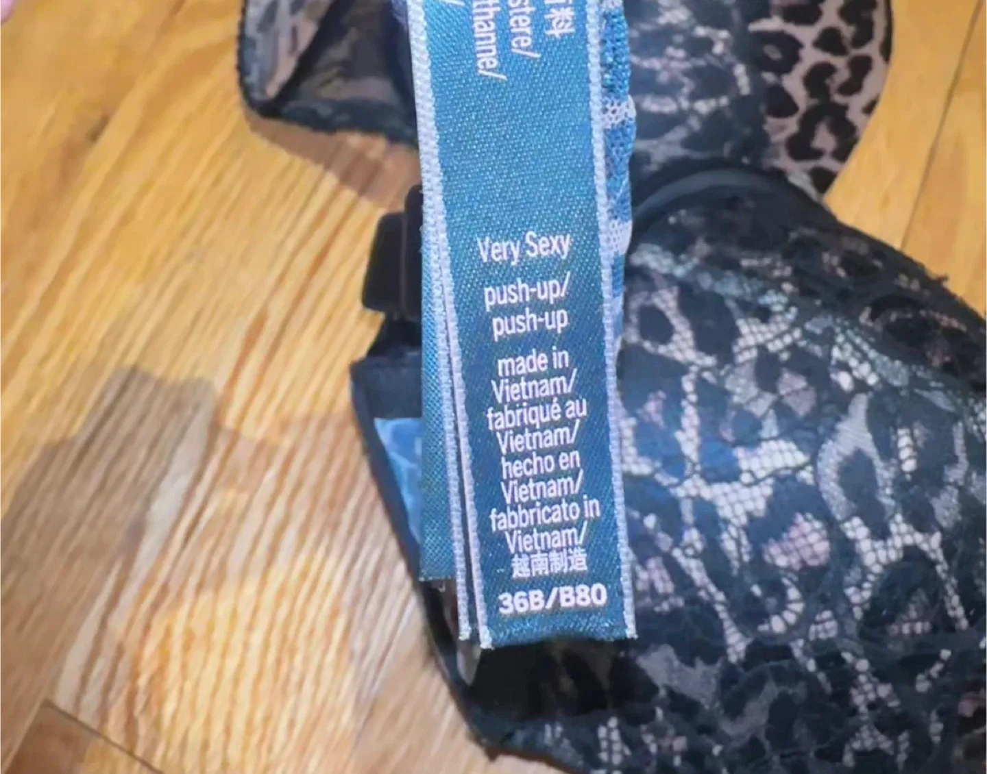 Victoria's Secret Very Sexy Push-Up Bra 36B image indicator(5)