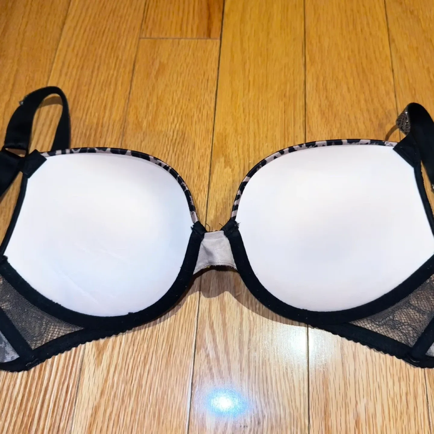 Victoria's Secret Very Sexy Push-Up Bra 36B image indicator(4)