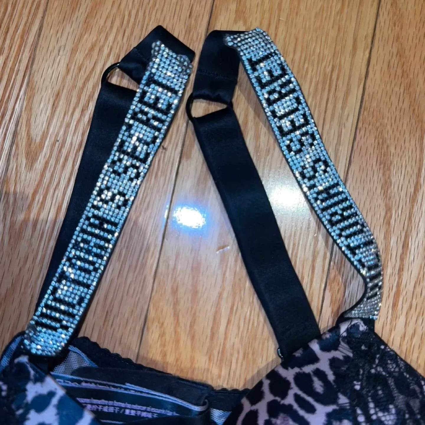 Victoria's Secret Very Sexy Push-Up Bra 36B image indicator(3)