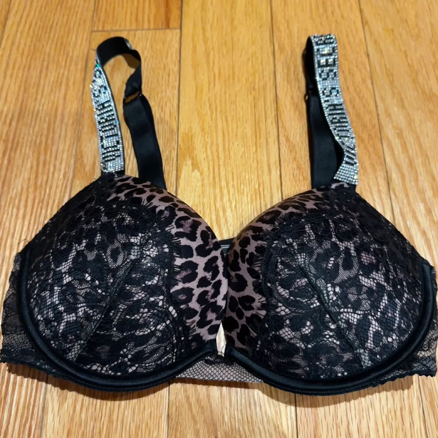 Victoria's Secret Very Sexy Push-Up Bra 36B image indicator(2)