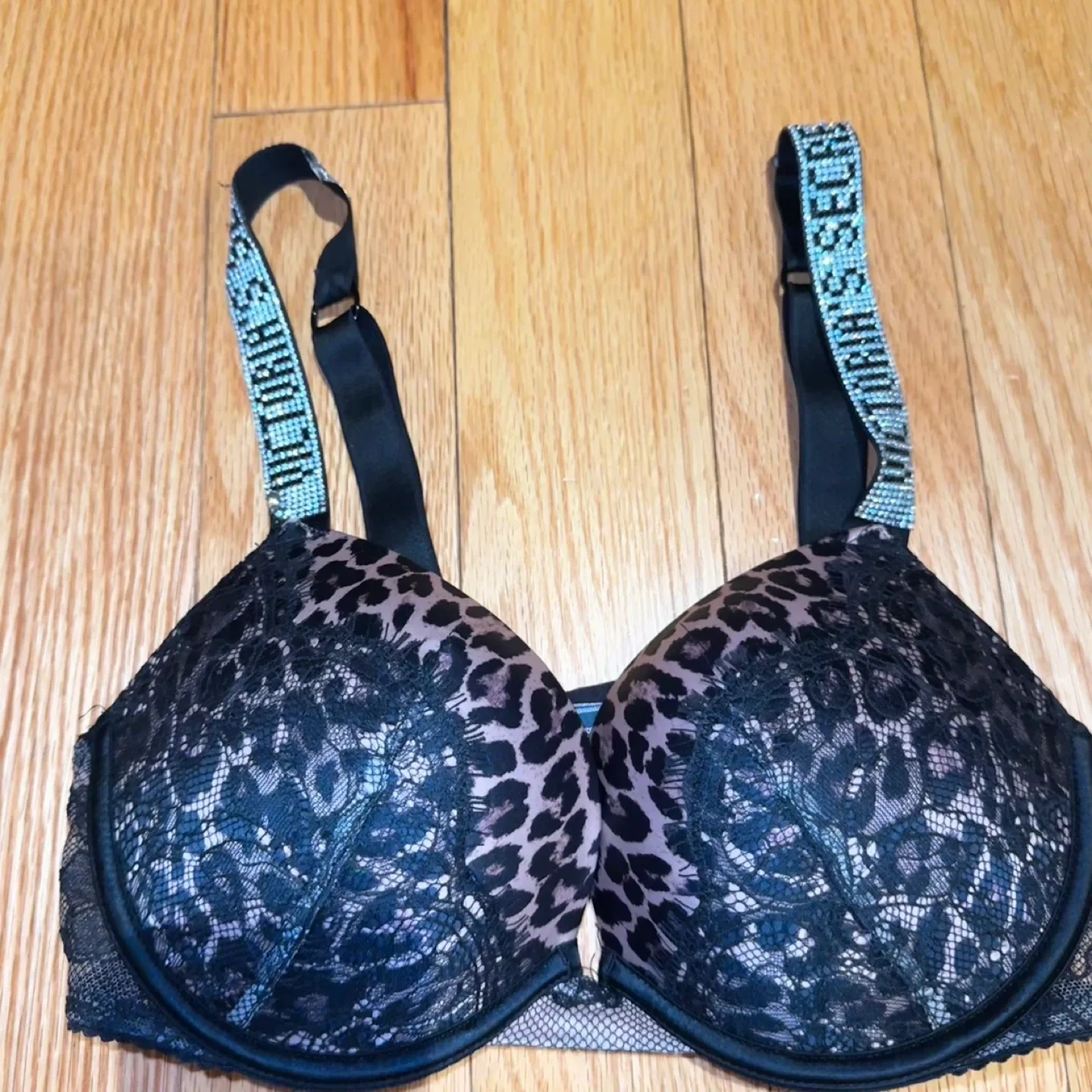 Victoria's Secret Very Sexy Push-Up Bra 36B thumbnail