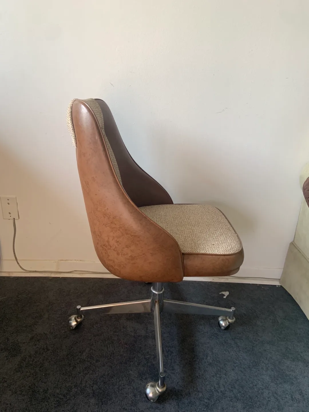 2 Vintage Rolling chairs $each image indicator(3)