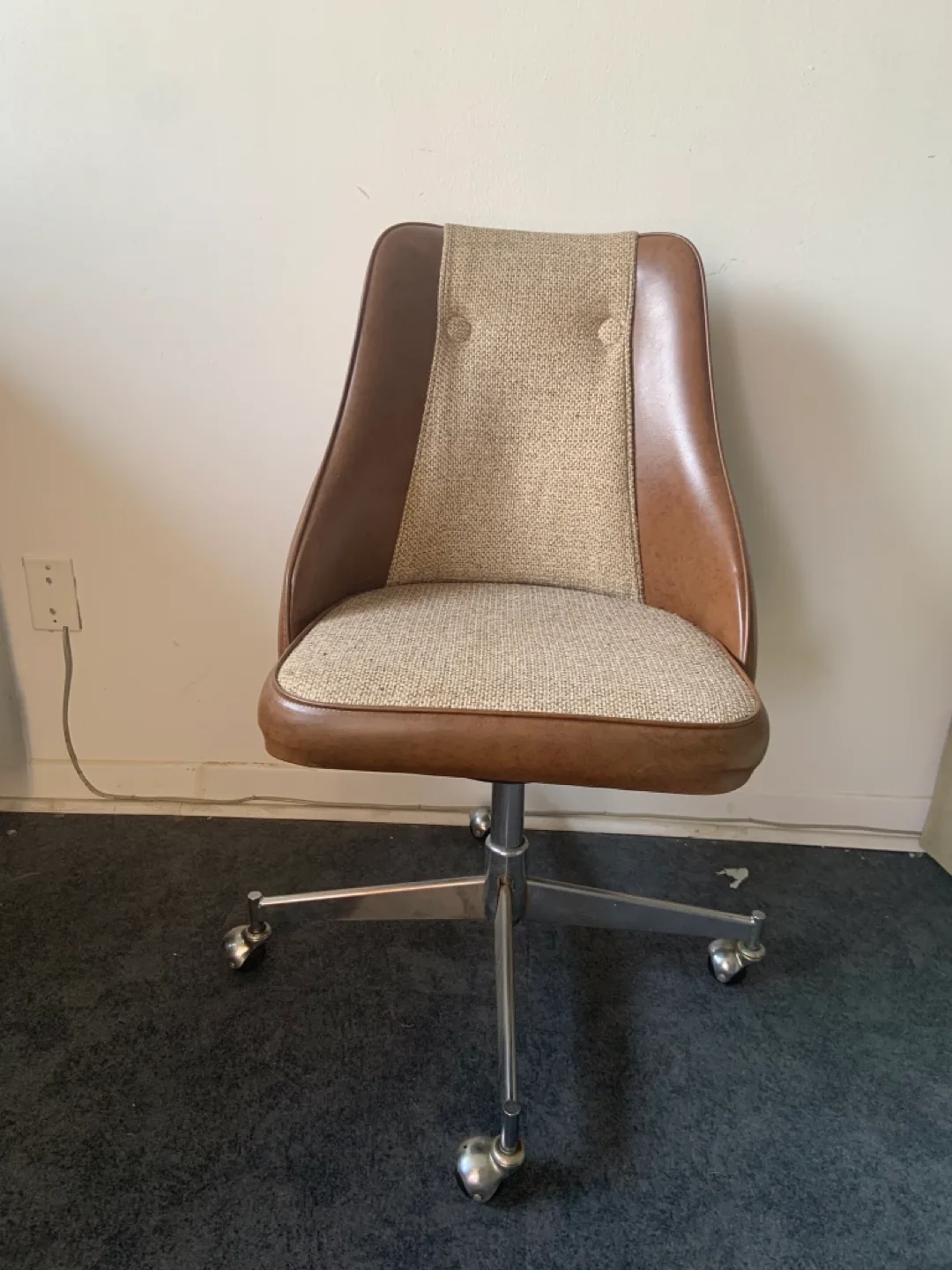 2 Vintage Rolling chairs $each image indicator(2)