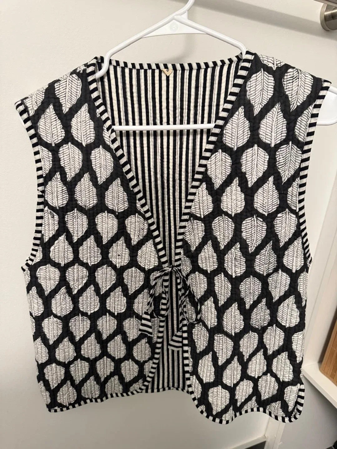Black & White Striped Leaf Pattern Vest - S image indicator(2)