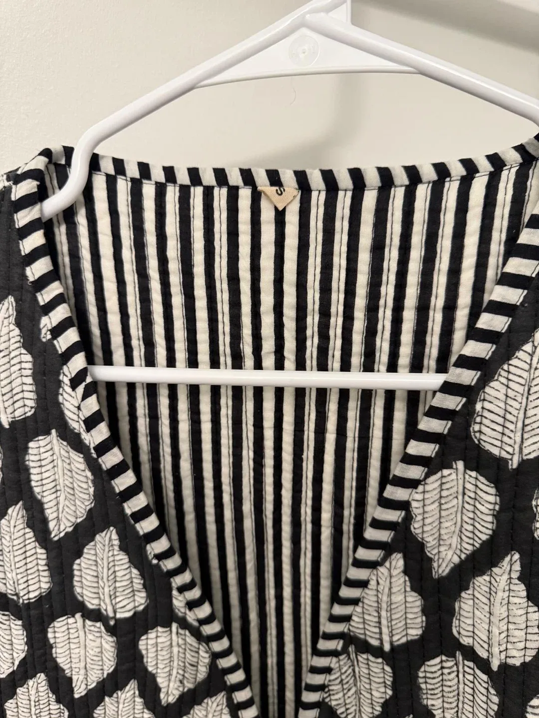 Black & White Striped Leaf Pattern Vest - S image indicator(4)