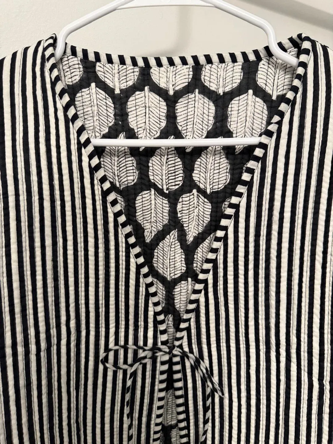 Black & White Striped Leaf Pattern Vest - S image indicator(3)