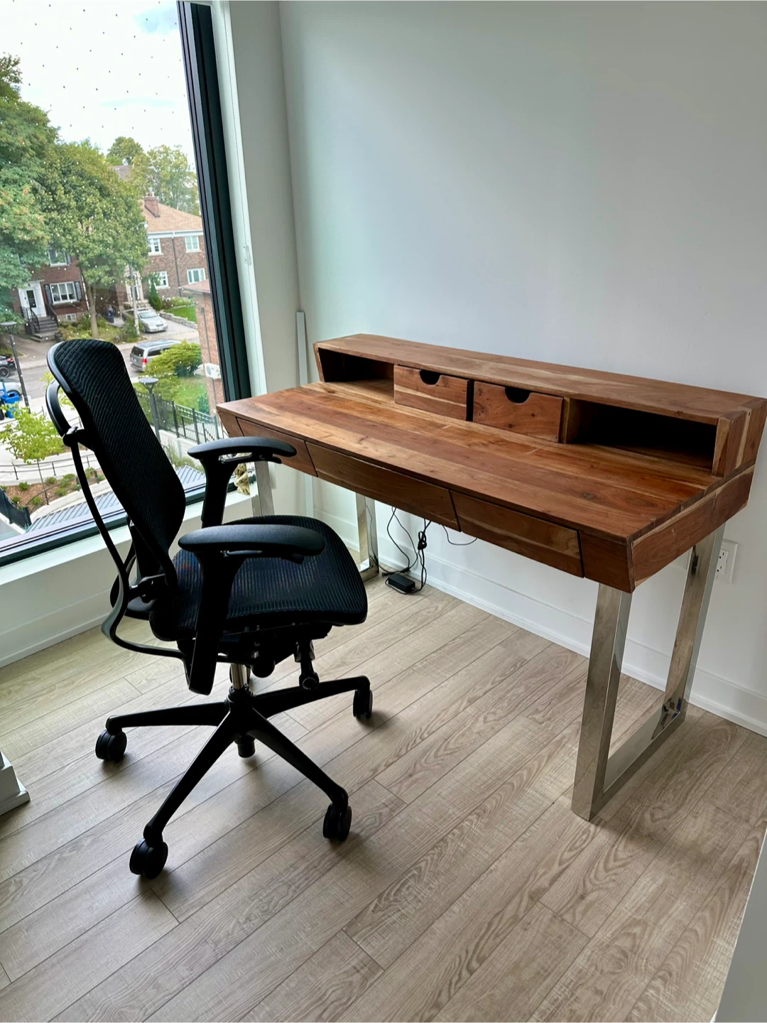 Solid Wood Study Desk + Ergonomic Chair – Mint Condition - photo 5