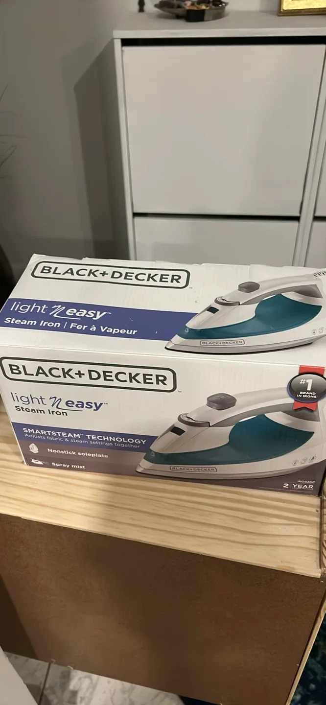 Black+Decker Light 'N Easy Steam Iron  +ironning board-  in Box!