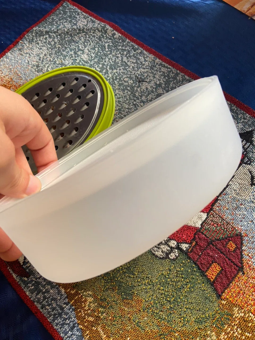 Round cheese Grater with Container image indicator(5)