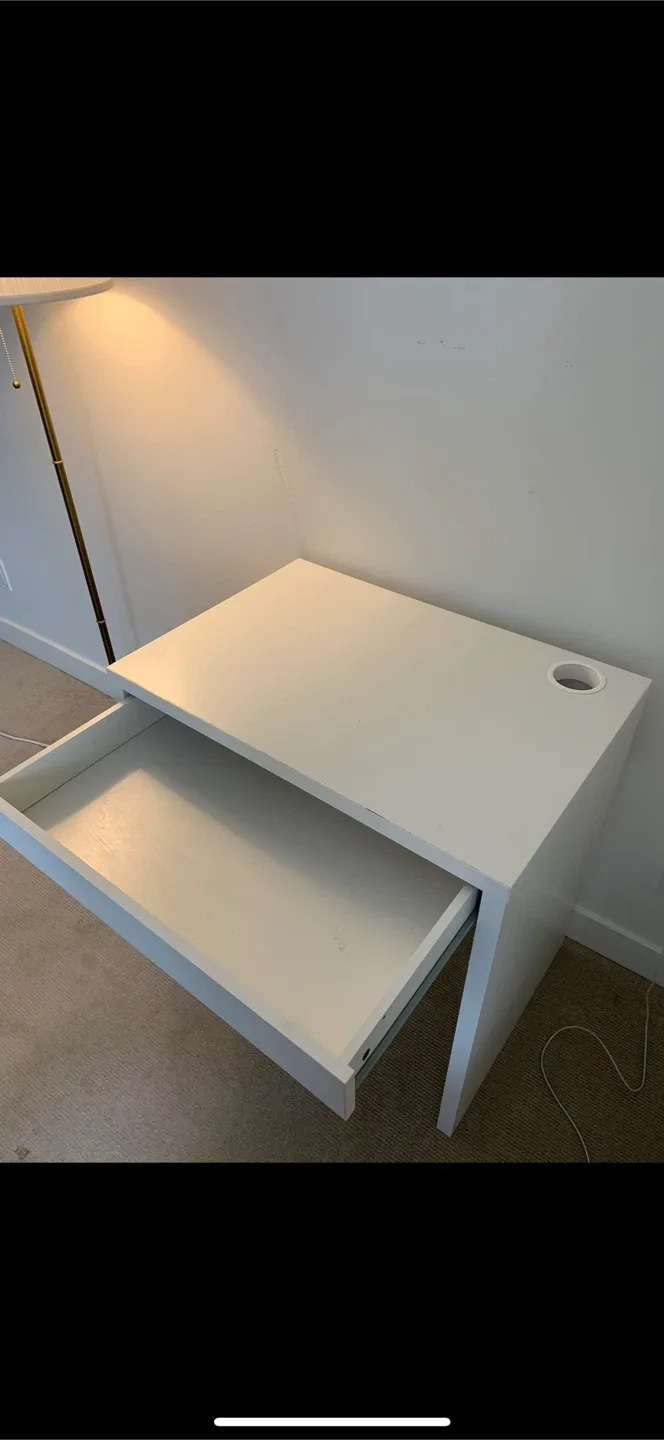 Ikea Micke White Desk thumbnail
