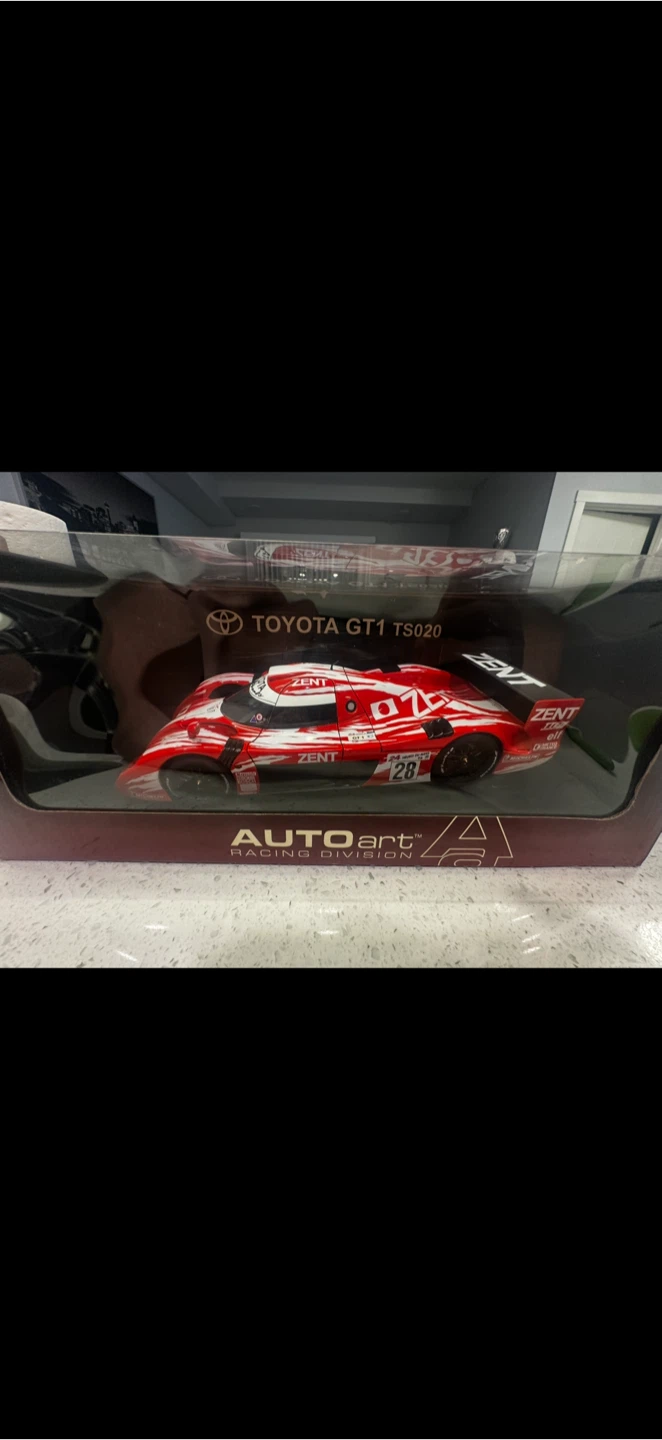 AUTOart 1998 #28 Toyota GT1 TS020 Le Mans 24 Hours