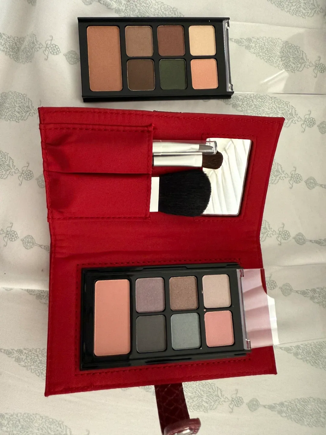 Elizabeth Arden Makeup Set image indicator(2)