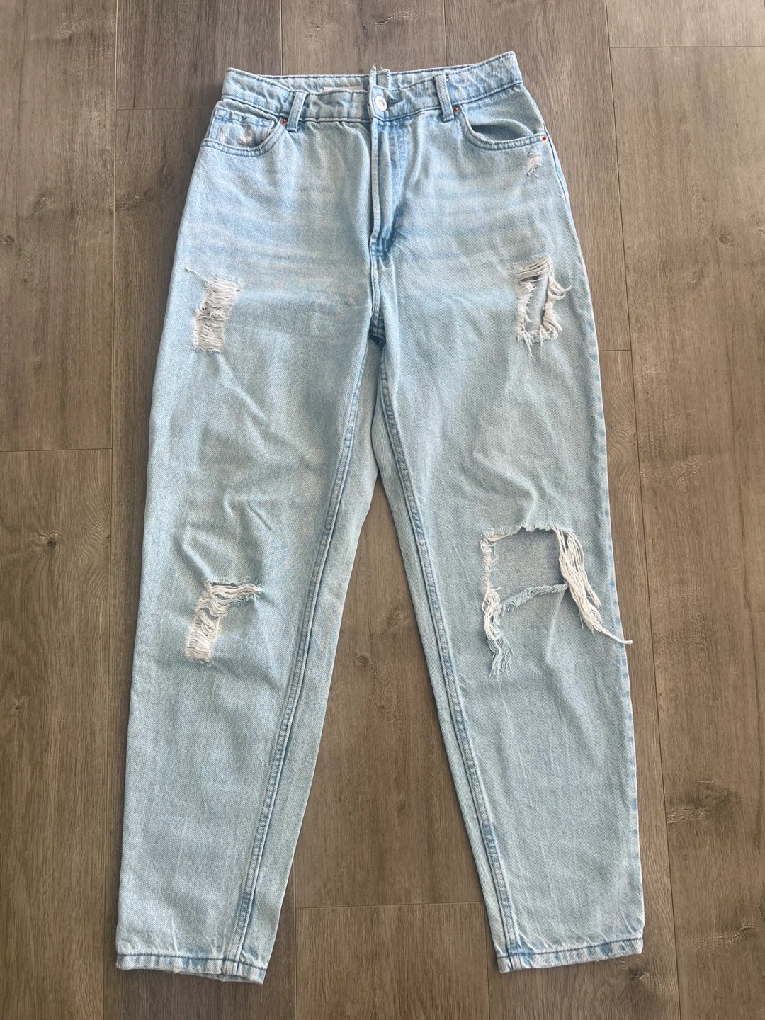 Bershka Distressed Mom Jeans 26 / XS / Small