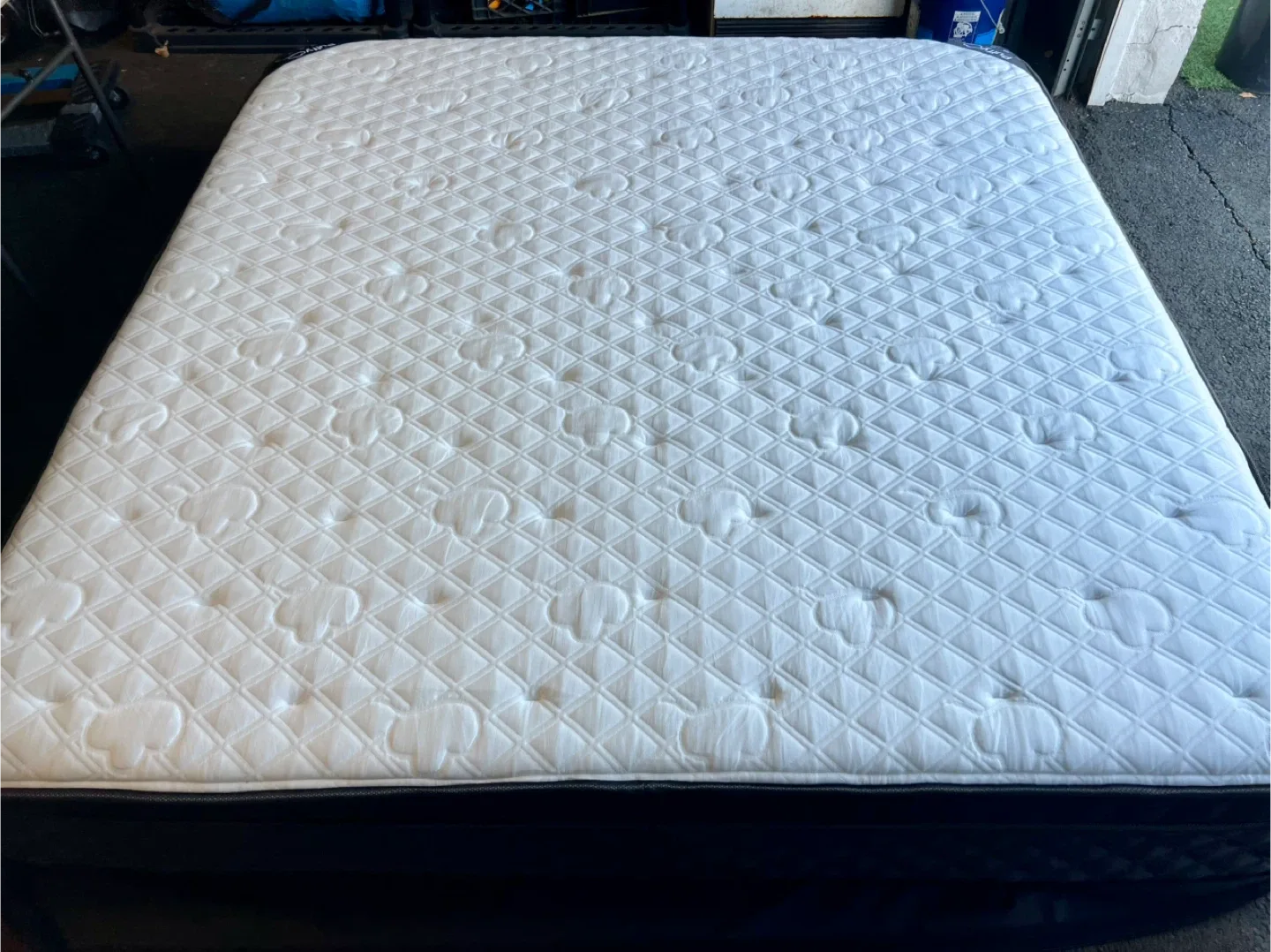 Puffy Royal Hybrid Mattress, King, Like New, Perfect Condition image indicator(3)