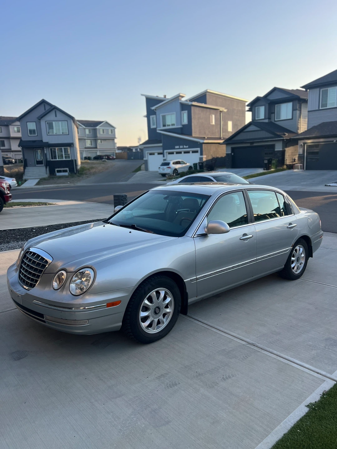 Kia Amanti Silver Sedan Car 2004 Model | Moving Out Sale - photo 3