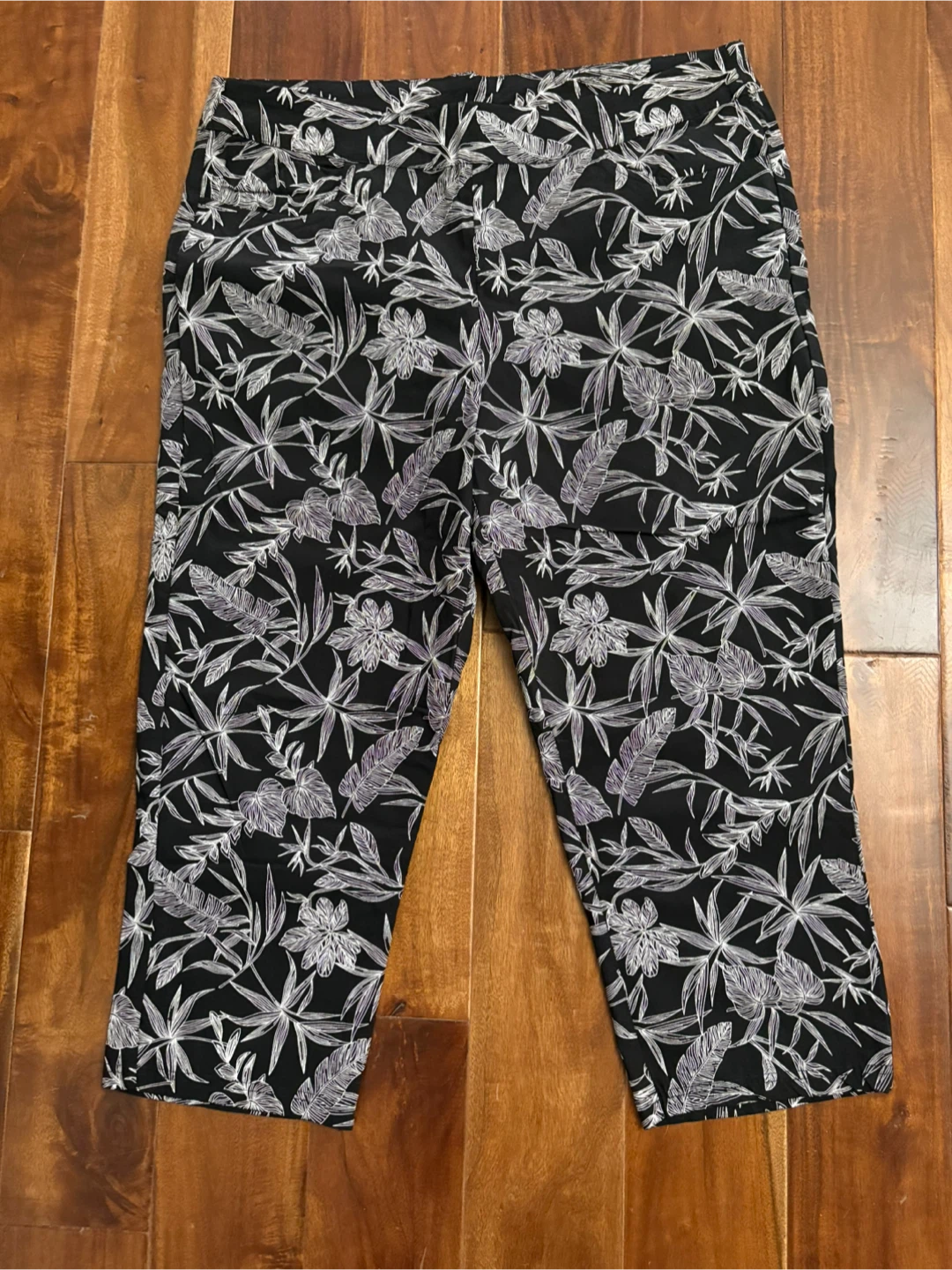 Classic Editions XL/TG Black Floral Capri Pants