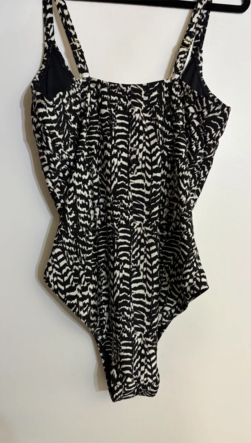 New Look Curves Annie Belted Swimsuit Size 18 image indicator(6)