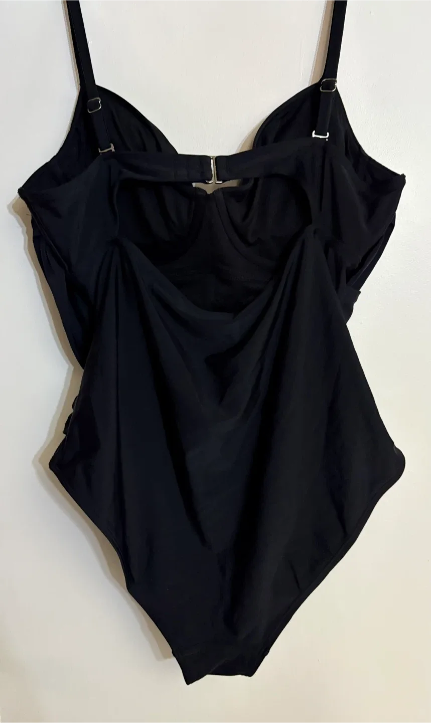 Old Navy Black Swimsuit XXL image indicator(3)