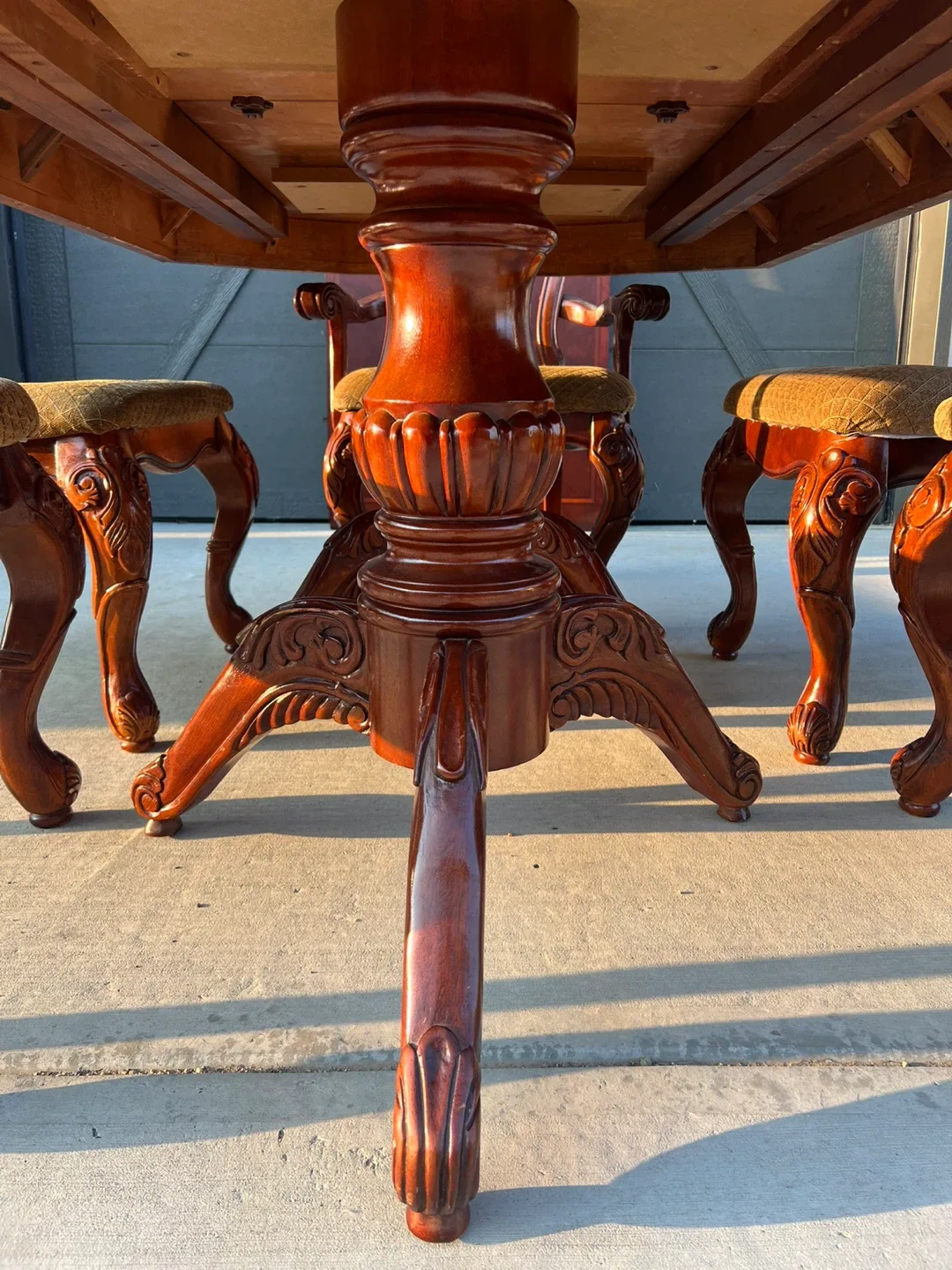 Elegant Mahogany Extendable Dining Table with 5 Chairs image indicator(3)