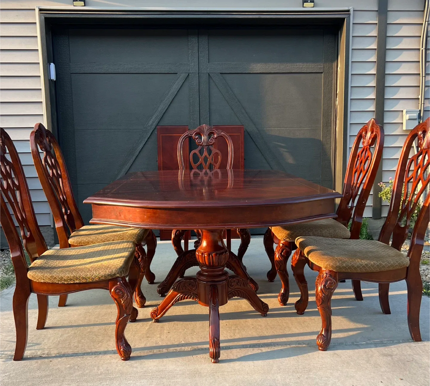 Elegant Mahogany Extendable Dining Table with 5 Chairs image indicator(2)