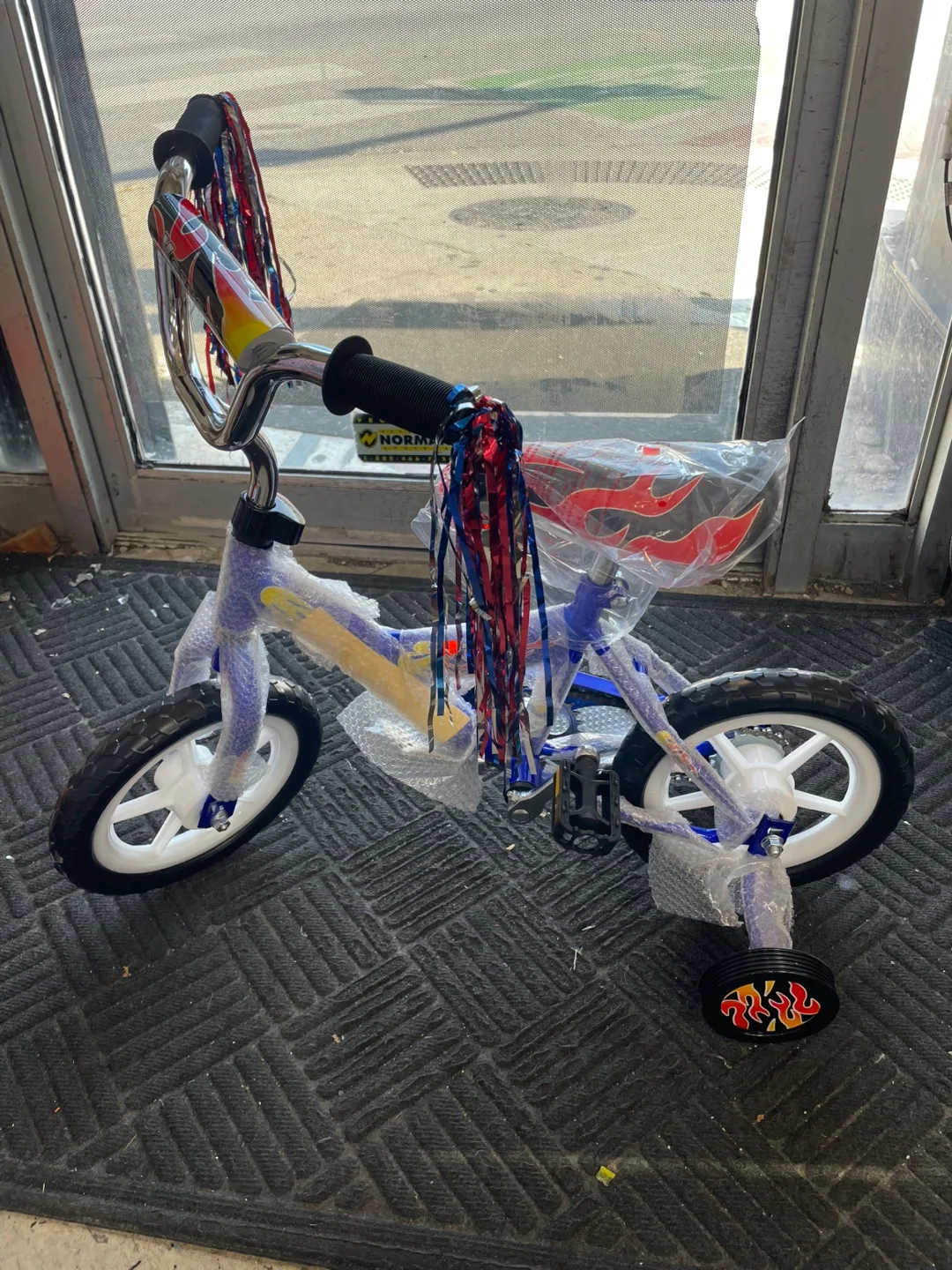 New! Korusá Kids' Bike with Training Wheels thumbnail