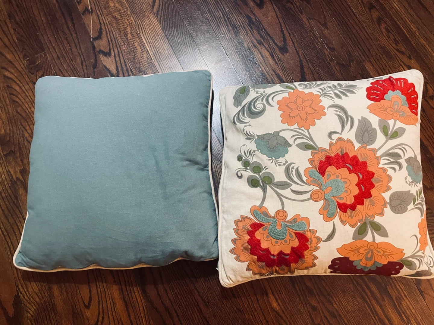 Decorative pillows x2