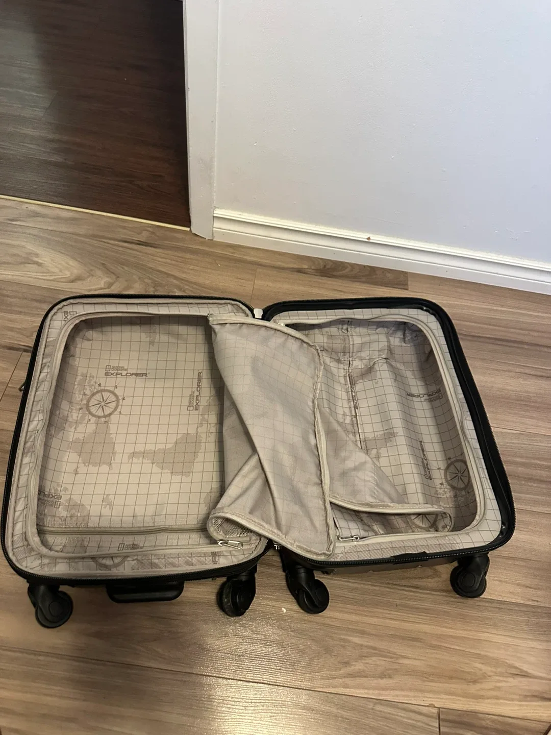 National Geographic Explorer Carry-On Suitcase Italy Colosseum image indicator(9)