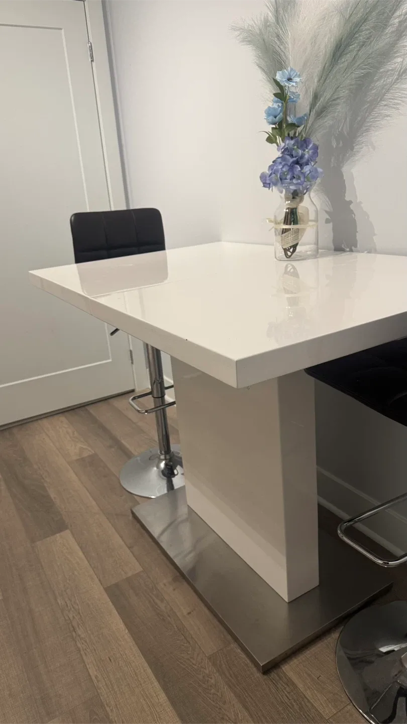 White Extendable Dining Table with 4 Chairs thumbnail