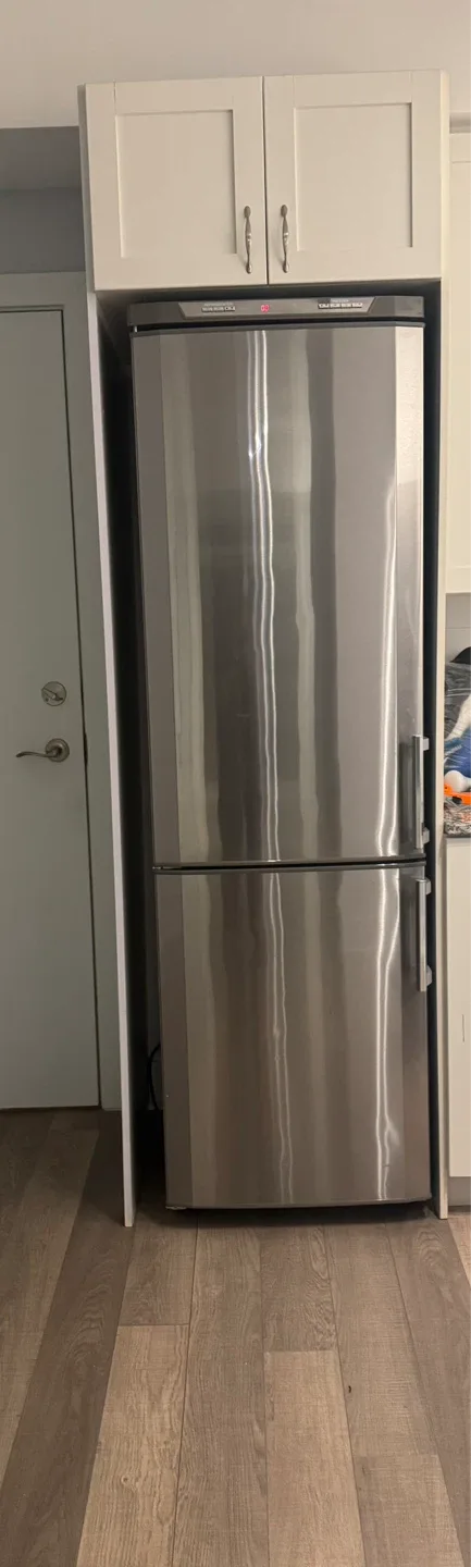 MOVING SALE 💥Stainless Steel Refrigerator thumbnail